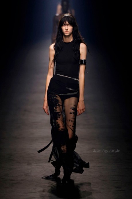 Модели коллекции Ann Demeulemeester Spring/Summer 2024