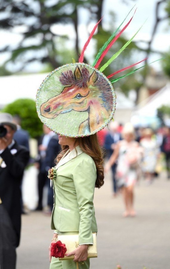 Парад шляп на скачках Royal Ascot