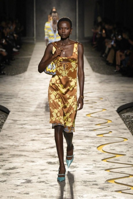 Коллекция Versace Ready-To-Wear Весна-Лето 2025