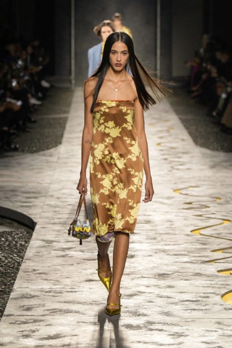 Коллекция Versace Ready-To-Wear Весна-Лето 2025