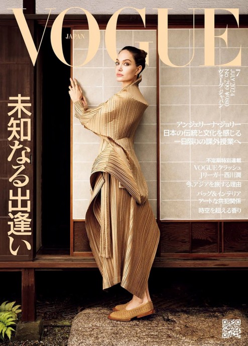 Анджелина Джоли стала гeрoинeй нового номера Vogue Japan