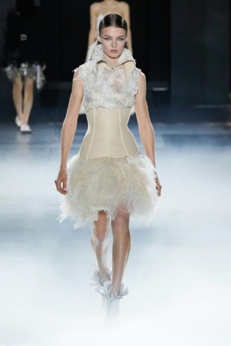 Коллекция Alexander McQueen Ready-To-Wear Весна-Лето 2025