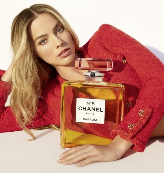 Марго Робби (Margot Robbie) в фотосессии для рекламной кампании Chanel No.5 (2024)