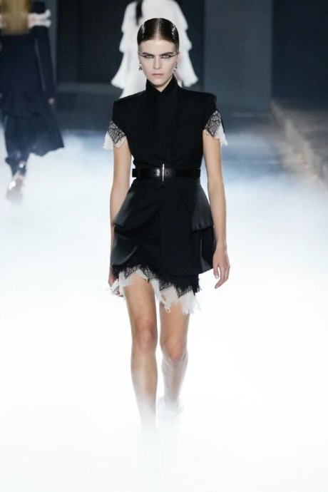 Коллекция Alexander McQueen Ready-To-Wear Весна-Лето 2025