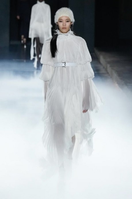 Коллекция Alexander McQueen Ready-To-Wear Весна-Лето 2025