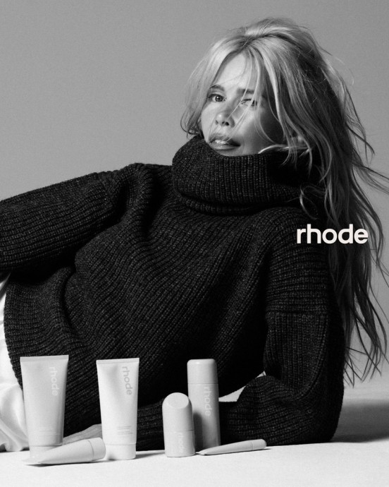 Клаудия Шиффер (Claudia Schiffer) в фотосессии для рекламной кампании Rhode Skin (2024)