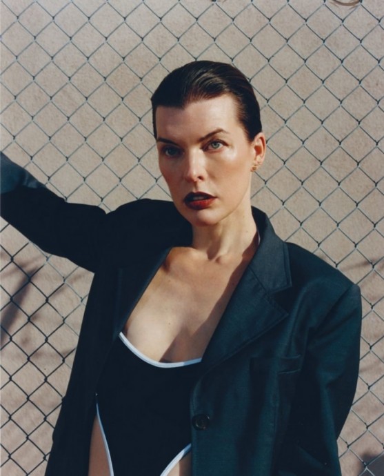 Милла Йовович (Milla Jovovich) в фотосессии для журнала Crash (2025)